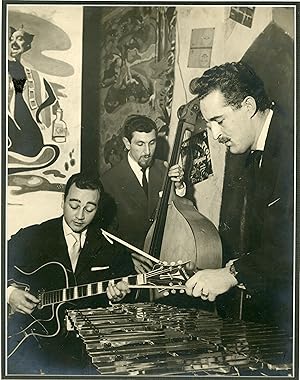 "Michel HAUSSER (vibraphone), Pierre CULLAZ (guitare), Pierre SIM (contrebasse) 1957" Photo origi...