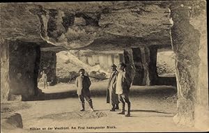Ansichtskarte / Postkarte Höhlen an der Westfront, am First hängender Block, Deutsche Soldaten in...