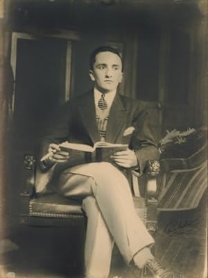Foto Combalié, Henri, Tolouse, Portrait, Mann mit Buch, Sitzportrait