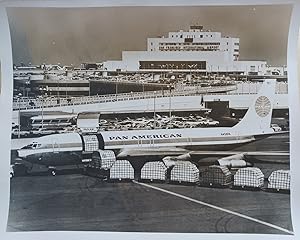 Seller image for Pan Am jet freighter loading at San Francisco International Airport. (Original photograph on the history of Pan Am Airways). for sale by Antiquariat Schwarz & Grmling GbR