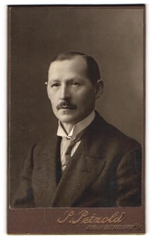 Bild des Verkufers fr Fotografie Paul Petzold, Brandenburg a /H., Steinstrasse 52, Portrait elegant gekleideter Herr mit Oberlippenbart zum Verkauf von Bartko-Reher