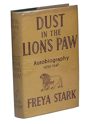 Bild des Verkufers fr Dust in the lion's paw. Autobiography 1939-1946.London, John Murray, 1961. 8vo. With a map of the Middle East, titled "Dust in the lion's paw" on p. 6, 8 double-sided plates, and an illustration of a lion (in red) on the title-page. Green cloth with gold lettering on front cover and spine. With dust jacket, designed by Frank Quilter, and protected by a clear plastic jacket. zum Verkauf von Antiquariaat FORUM BV