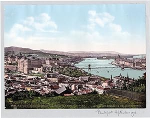 Bild des Verkufers fr Photochromdruck Budapest Blick auf Kgl. Schloss & Kettenbrcke - Kilts a Gellrthegyrl um 1900 zum Verkauf von Versandantiquariat Hsl