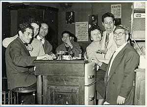 Madame Marie-Thérèse RICARD au CHAT QUI PÊCHE dont elle était la Gérante avec sa clientèle / Phot...