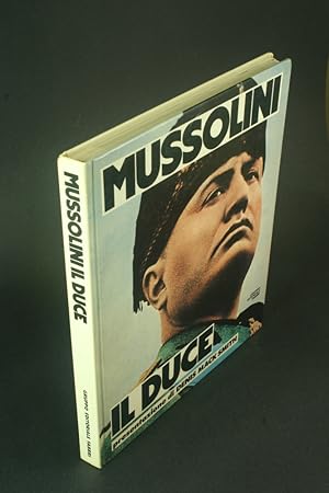 Image du vendeur pour Mussolini il duce: 400 immagini della vita di un uomo e di vent'anni di storia italiana. Presentazione di Denis Mack Smith mis en vente par Steven Wolfe Books