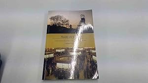 Immagine del venditore per Years Of Gold A City Veterans View Of The Mining Share Sector Since 1970 venduto da BoundlessBookstore