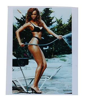 Immagine del venditore per TYRA BANKS PHOTO 8'' X 10'' Inch Photograph venduto da Rare Book Cellar