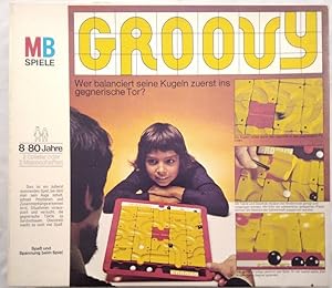 MB Spiele 604453500 : Groovy [Brettspiel]. Wer bakanciert seine Kugel zuerst ins gegnerische Tor?...