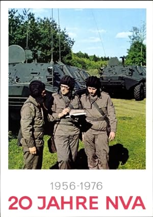 Ansichtskarte / Postkarte 20 Jahre NVA 1976, DDR, Panzer, Soldaten in Uniformen