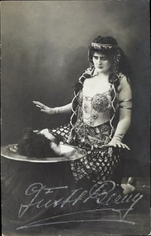 Foto Ansichtskarte / Postkarte Schauspielerin im Kostüm, Judith mit Kopf des Holofernes