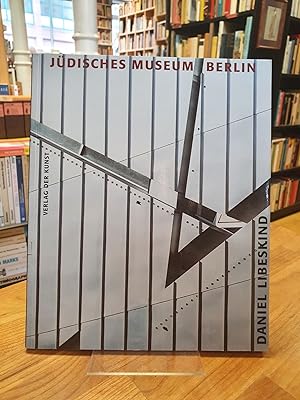 Bild des Verkufers fr Jdisches Museum in Berlin - Architekt Daniel Liebeskind - Mit einem Fotoessay von Hlne Binet, zum Verkauf von Antiquariat Orban & Streu GbR