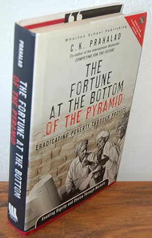 Bild des Verkufers fr THE FORTUNE AT THE BOTTOM OF THE PYRAMID. Eradicating poverty through profits. Incluye CD zum Verkauf von EL RINCN ESCRITO