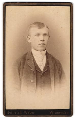 Bild des Verkufers fr Fotografie Heinrich Weber, Winnenden, Portrait junger Herr mit moderner Frisur zum Verkauf von Bartko-Reher