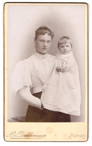 Immagine del venditore per Foto H. v. Perckhammer, Meran, Stefanie Promenade, Portrait Mutter in weisser Bluse mit Kind im Arm, Mutterglck venduto da Bartko-Reher