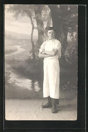 Bild des Verkäufers für Foto-Ansichtskarte junger Fleischer - Metzger in Arbeitskleidung vor Studiokulisse zum Verkauf von Bartko-Reher