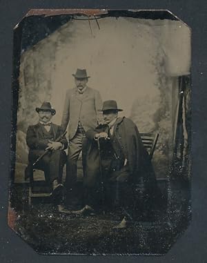 Fotografie Ferrotypie drei fein gekleidete Herren in Anzügen mit Spazierstock