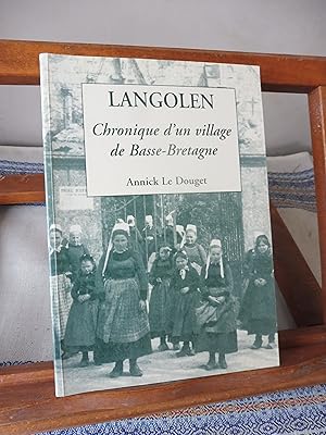 Bild des Verkufers fr LANGOLEN Chronique d'un village de Basse-Bretagne Histoire, mentalits, traditions. zum Verkauf von librairie ESKAL