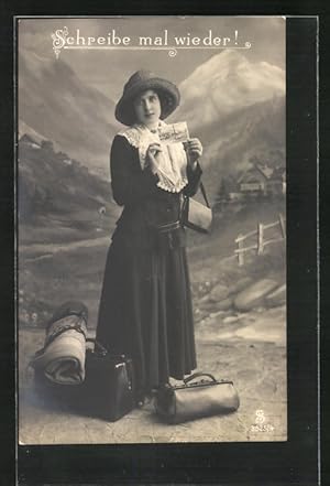 Bild des Verkufers fr Ansichtskarte Schreibe mal wieder!, schnes Frulein prsentiert neben ihrem Gepck eine Ansichtskarte, Gebirgs-Studokulisse zum Verkauf von Bartko-Reher