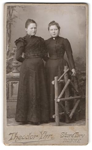 Bild des Verkufers fr Fotografie Theodor Yhr, Rnne, Beleibte Schwestern mit Hochsteck-Frisuren und in schwarzen Kleidern zum Verkauf von Bartko-Reher