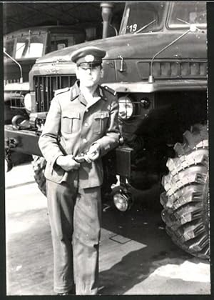 Fotografie DDR, NVA-Soldat in Uniform, LKW Lastwagen Ural 375