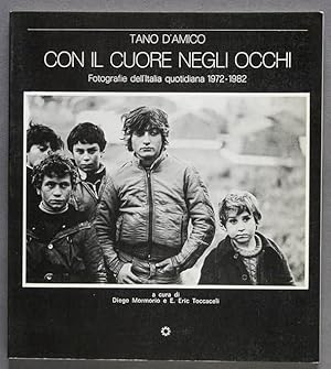 Seller image for Con il cuore negli occhi. Fotografie dell'Italia quotidiana 1972-1982 for sale by On Paper