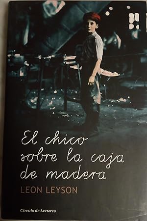 Image du vendeur pour El chico sobre la caja de madera mis en vente par Libros Nakens