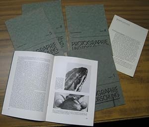 Imagen del vendedor de Photographie und Forschung. 5 Hefte der Jahre 1935 - 1936. Die Contax-Photographie in der Wissenschaft. - Enthalten: Heft 1, 2 und 4 des Jahres 1935 ( April, Juli und Dezember ), Nummern 5 und 8 der Monate Februar und August 1936. - Aus dem Inhalt: H. Schleussing - Die Kleinbildcamera in Lehre und Forschung / F. Scheminzky: Die Photographie als Hilfsmittel der Physiologie / Horst Wachs: Photoarbeit in deutschen Naturschutzgebieten / J. Rheden: Die Contax als astronomisches Forschungsgert / S. Oehlinger: Die Mikrophotographie in der Chemie. a la venta por Antiquariat Carl Wegner