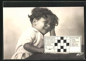 Ansichtskarte Spiel, kleiner Junge mit Kreuzworträtsel