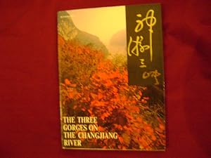 Imagen del vendedor de The Three Gorges on The Changjiang River. In English and Chinese. a la venta por BookMine