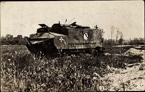 Foto Ansichtskarte / Postkarte Nahkampf-Batterie 221, Zerstörter feindlicher Tank mit Kennung, I. WK