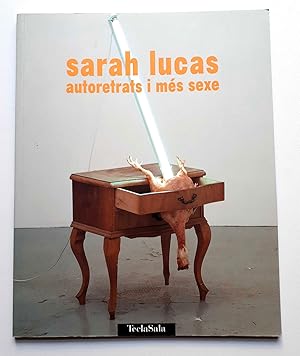 Bild des Verkufers fr Sarah Lucas - autoretrats i mes sexe - autorretradotos y mas sexo - self-portraits and more sex - Centre Cultural Tecla Sala Barcelona 2000/01 zum Verkauf von Verlag IL Kunst, Literatur & Antiquariat