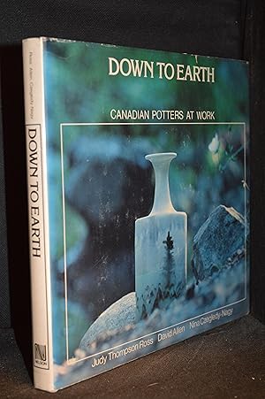 Immagine del venditore per Down to Earth; Canadian Potters at Work venduto da Burton Lysecki Books, ABAC/ILAB