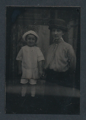 Bild des Verkufers fr Fotografie Ferrotypie Mutter im Kleid mit Tochter im weissen Kleid und Hut, Mutterglck zum Verkauf von Bartko-Reher