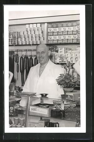 Foto-Ansichtskarte Stolzer Geschäftsbesitzer im Kreise seiner Waren