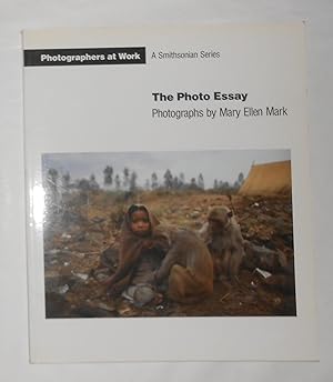 Imagen del vendedor de The Photo Essay - Photographs by Mary Ellen Mark (Photographers at Work) a la venta por David Bunnett Books