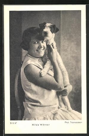 Bild des Verkufers fr Ansichtskarte Schauspieler Hilde Wrner mit Hund im Arm zum Verkauf von Bartko-Reher