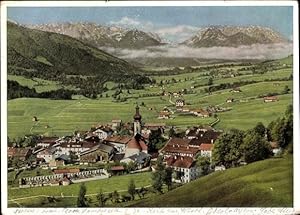 Bild des Verkufers fr Ansichtskarte / Postkarte Reit im Winkl Oberbayern, Gesamtansicht vom Ort mit Kirche, Kaisergebirge im Hintergrund zum Verkauf von akpool GmbH