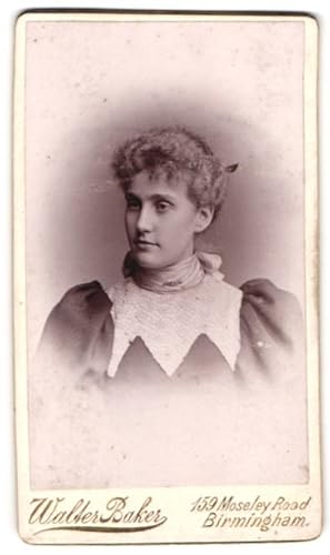 Imagen del vendedor de Photo Walter Baker, Birmingham, 159, Moseley Road, Portrait junge Dame im modischen Kleid a la venta por Bartko-Reher
