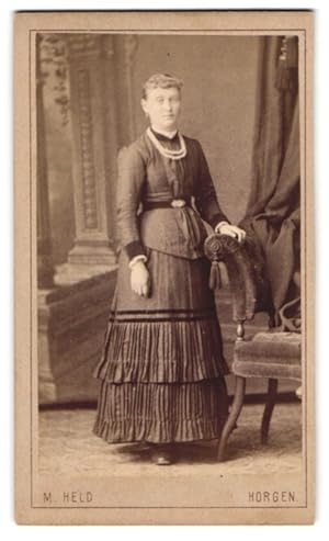 Bild des Verkufers fr Fotografie M. Held, Horgen am Zrichsee, Portrait junge Dame in zeitgenssischer Kleidung zum Verkauf von Bartko-Reher