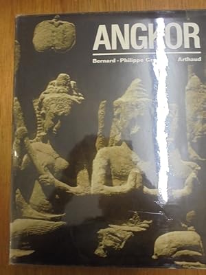 Imagen del vendedor de Angkor Hommes et pierres. a la venta por Librairie du Levant