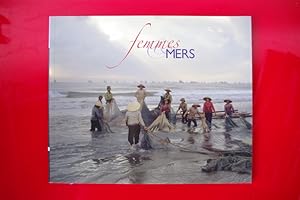 Seller image for FEMMES & MERS. Exposition Photographique expose au Muse de la Mer de Biarritz. for sale by Librairie du Levant