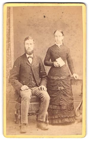 Photo Isarael Todd, Otley /Yorkshire, Portrait junges Paar in hübscher Kleidung mit Buch
