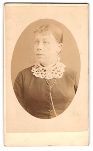 Immagine del venditore per Photo Symonds, Co., Portsmouth, 39, High Street, Portrait junge Dame mit zurckgebundenem Haar venduto da Bartko-Reher