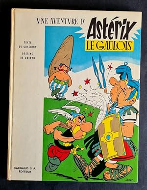 Imagen del vendedor de Une aventure d'Astrix le Gaulois. ( Septime tirage de 1966, mais premire dition au " Menhir " ). a la venta por Librairie Victor Sevilla