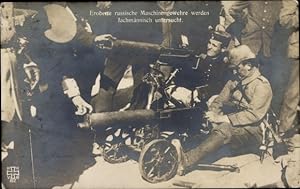 Ansichtskarte / Postkarte Eroberte russische Maschinengewehre werden fachmännisch untersucht, Max...