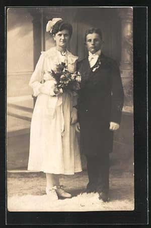 Bild des Verkufers fr Ansichtskarte Hochzeit, Ehepaar, kleinerer Mann wird von Braut in weiss berragt zum Verkauf von Bartko-Reher