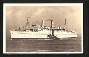 Bild des Verkufers fr Ansichtskarte Canadian Pacific Liner Empress of France mit Schlepper zum Verkauf von Bartko-Reher