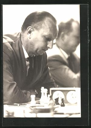 Ansichtskarte Brettspiel, Mann in einer Schachpartie