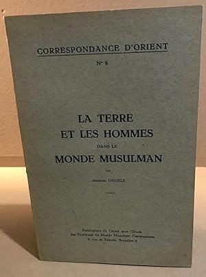 Bild des Verkufers fr La terre et les hommes dans le monde musulman zum Verkauf von librairie philippe arnaiz