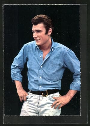 Bild des Verkufers fr Ansichtskarte Musiker Johnny Hallyday im blauen Hemd zum Verkauf von Bartko-Reher